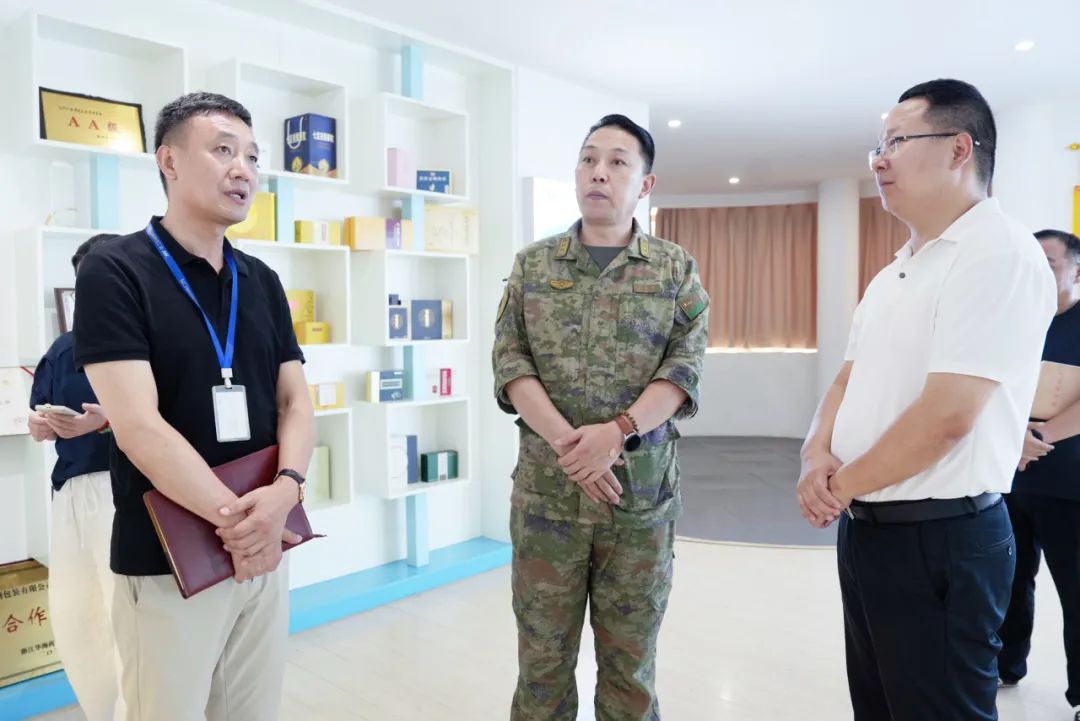 區(qū)委常委、區(qū)人武部政委姜永華到亞銘威開展“民情雙訪”